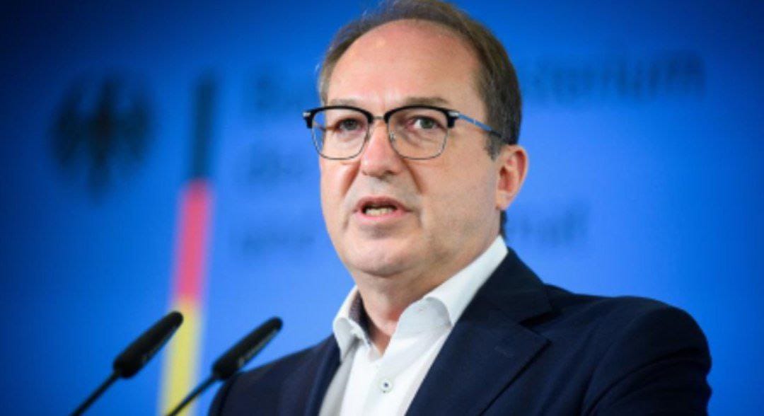 د جرمني د کورنیو چارو وزیر اعلان کړی چې د کال تر پای پورې جرمني ته د ټولو واجدو افغانانو لېږد