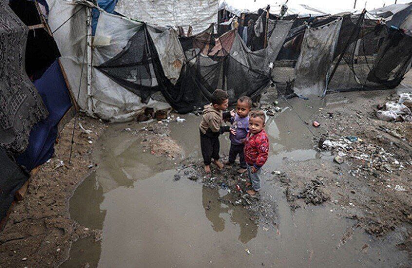 په غزه کې د بارانونو له امله د فلسطیني بې‌ځایه شویو زرګونه خیمې لوېدلې؛ بشري ناورین لا ژور شو