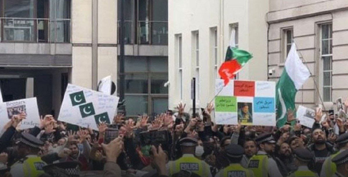 د پاکستان د پخواني لومړي وزیر  عمران خان پلویانو په لندن کې لاریون وکړ؛ پاکستان د برېتانیا شارژدافیر احضار کړ