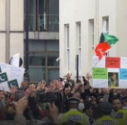 د پاکستان د پخواني لومړي وزیر  عمران خان پلویانو په لندن کې لاریون وکړ؛ پاکستان د برېتانیا شارژدافیر احضار کړ