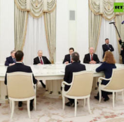 د کرملین په ماڼۍ کې د پوتین او امریکايي استازي پنځه ساعته خبرې