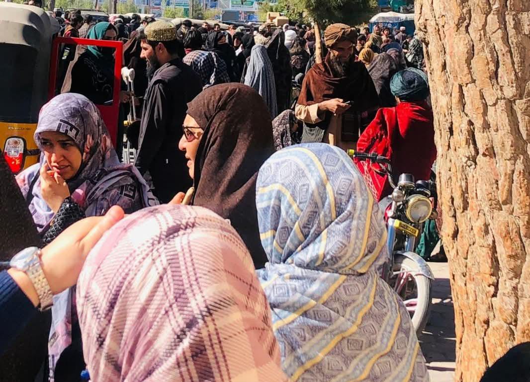 طالبانو په هرات کې د ښځو پر تګ راتګ نوي بندیزونه لګولي؛ بې‌نقابه ښځې د ادارو او روغتونونو له دروازو راوګرځول شوې
