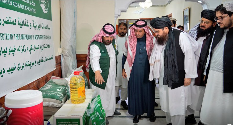 د سعودي عربستان د ملک سلمان خیریه مرکز له لوري د شمال زلزله‌ځپلو لپاره د مرستو سپارل د افغانستان هلال‌احمر