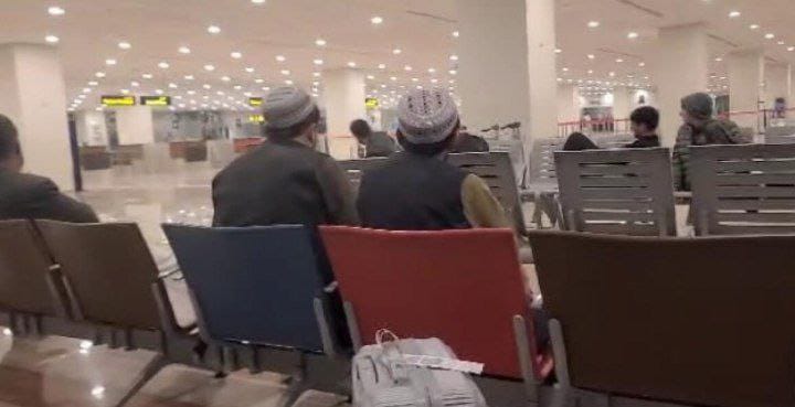 په اسلام‌آباد هوایي ډګر کې ۳۰ افغان مسافر درول شوي؛ د «نامعلوم دلیل» له امله د بېرته ستنولو هڅې روانې دي