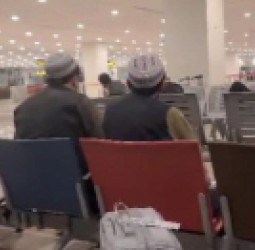 په اسلام‌آباد هوایي ډګر کې ۳۰ افغان مسافر درول شوي؛ د «نامعلوم دلیل» له امله د بېرته ستنولو هڅې روانې دي