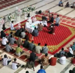 د ایران د کورنیو چارو وزارت د بهرنیو اتباعو او کډوالو مرستیال نادر یاراحمدي ویلي: ایران د بهرنیانو سره د واده قانوني کولو هڅه کوي