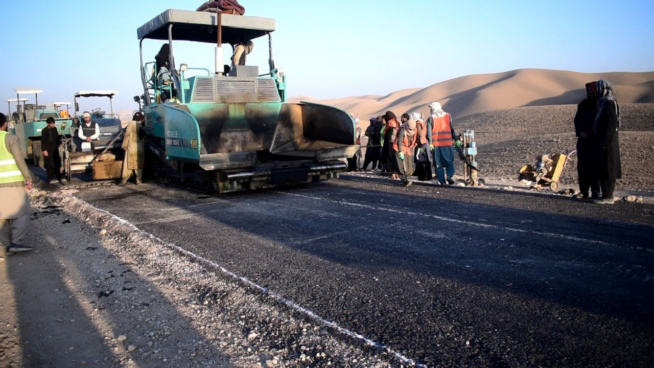 په جوزجان کې د قوش‌تپه ـ درزاب د سړک د قیرریزۍ ۷۰ سلنه کار بشپړ شوی؛ پروژه د سیمې لپاره مهم بدلون بلل کېږي