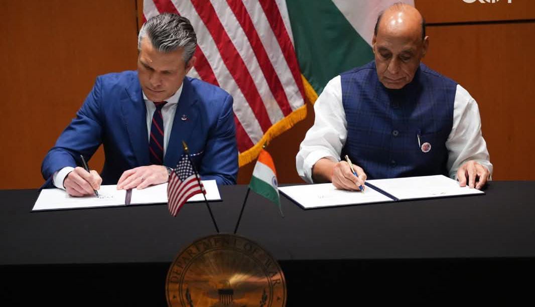 واشنګټن – نوی ډیلي :  امريکا او هند د لس کلن ستر دفاعي تړون لاسليک کړ