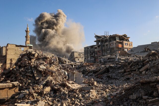 د نتانیاهو د ادعا وروسته؛ اسراییلي ځواکونو د غزې په جنوب کې وحشیانه بریدونه پیل کړي — رفح ښار د اور او لوګي په لمبو کې