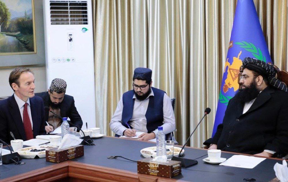 په کابل کې د برېتانیا ځانګړي استازي او د طالبانو د مشر مرستیال لیدنه؛ د کډوالو او بشري بحران پر حالاتو خبرې اترې