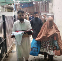 دتورخم  پوله : د نږدې یو کال وروسته بې‌ سارې پرېکړه؛ پاکستان یوې افغانې مور او ناروغ ماشوم ته د ویزې پرته د اوښتو اجازه ورکړه