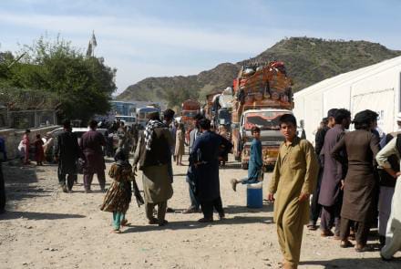 له پاکستانه ۳۲۵ افغان بندیان خوشې او هېواد ته راستانه شول