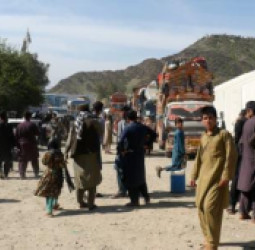 له پاکستانه ۳۲۵ افغان بندیان خوشې او هېواد ته راستانه شول