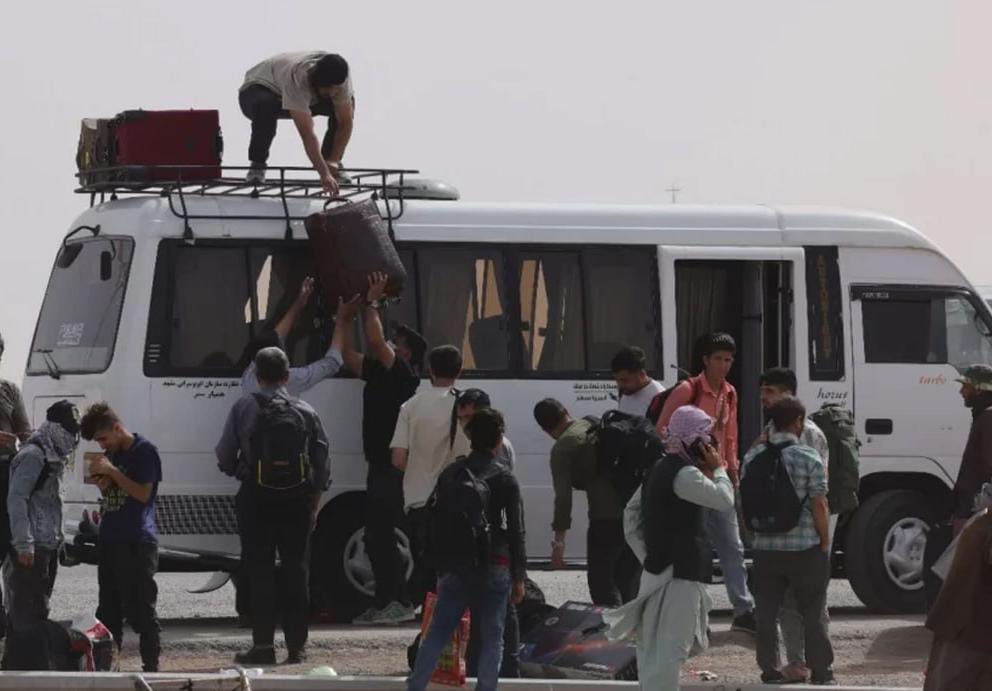 کابل : له جلاوطنۍ تر نامعلوم راتلونکي — په یوه ورځ د زرګونو افغانانو جبري ستنېدنه او د بشري بحران سیوری