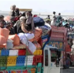 افغانستان: د مهاجرو پر اوږو بندیز — د خوړو او درملو پر راوړلو نوې پرېکړه او د خلکو اندېښنې