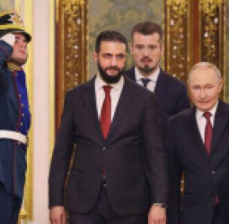 مسکو – د روسیې ولسمشر ولادیمیر پوتین او احمد شرع په کرملین کې مخامخ خبرې کوي؛ د روسیې–سوریې اړیکې د نوې مرحلې پر لور