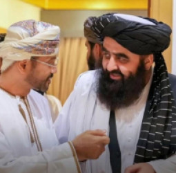 د طالبانو د بهرنیو چارو سرپرست وزیر، امیرخان متقي، د عمان د بهرنیو چارو له وزیر، بدر بن حمد البوسعیدي، سره په ټلیفوني خبرې