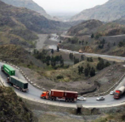 اسلام‌اباد / کابل –   له افغانستان سره د پاکستان صادرات په شپږو میاشتو کې ۵۶ سلنه راکم شوي؛ سرحدي ترینګلتیاوې او اقتصادي بې‌ثباتي سوداګرۍ ته سخت زیان اړولی