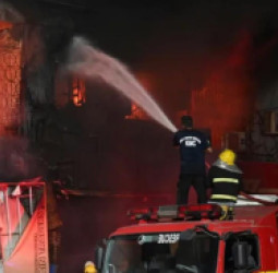 د پاکستان : د کراچۍ په «ګل پلازا مارکېټ» کې خونړۍ اورلګېدنه؛ ۱۵ تنه مړه، له ۶۰ ډېر نادرکه