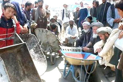 د اقتصادي کړکېچ تر سیوري لاندې ژوند؛ افغانان له نړیوالې ټولنې د نه هېرېدو غوښتنه کوي