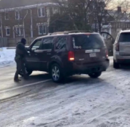 د کډوالۍ مامورینو په ډزو د یوې ښځې وژل کېدل