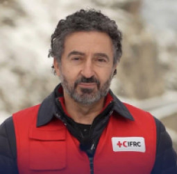 د سره صلیب نړیوال فدراسیون: د نړیوالو مرستو کمېدل په افغانستان کې ناورین زېږولی