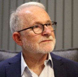 ریچارد بنت: د ښځو او نجونو د زده‌کړو محرومیت د افغانستان راتلونکی ته ګواښ دی