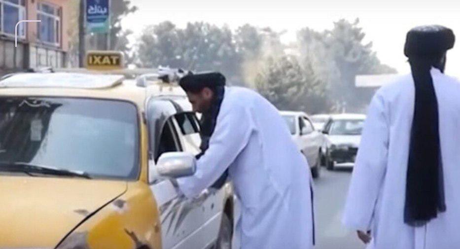 په هرات کې پر ښځو سخت چلند؛ د حجاب په پلمه له ټکسیو اجباري ښکته کول او د طالبانو د محتسبانو د وسلو ګواښونه