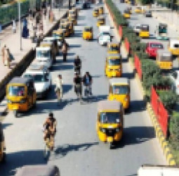 د هرات ترافیک مدیریت: د درې‌چرخه موټرو د تګ راتګ بندیز لا هم پر خپل ځای دی