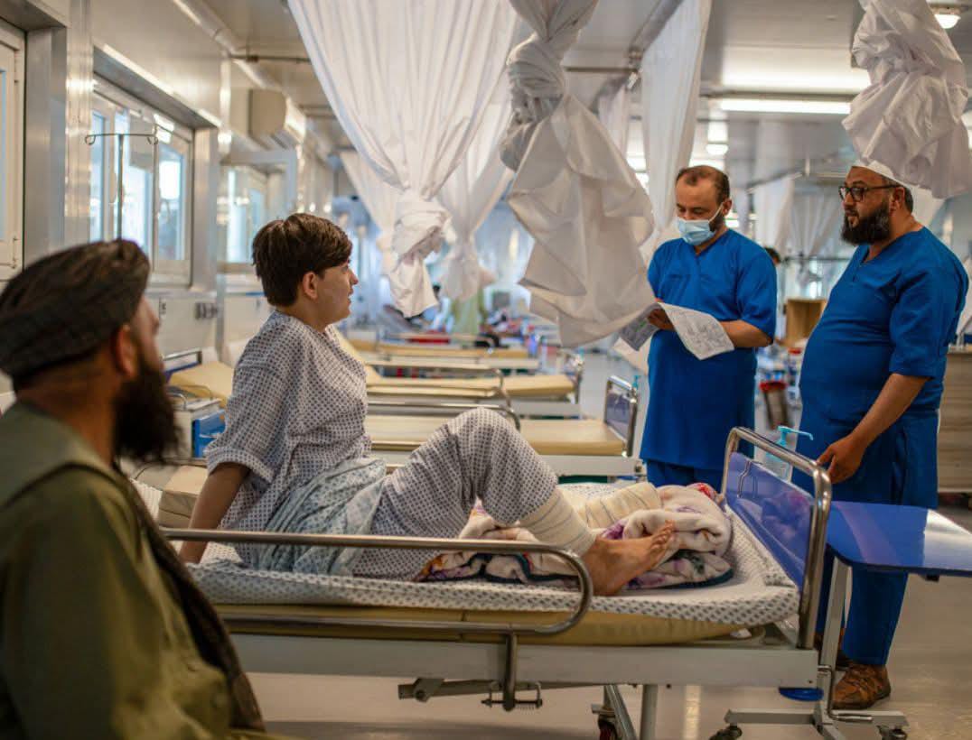 کابل – بې‌پولې ډاکتران: د بېړنۍ او تخصصي درملنې نشتون د افغانستان د ټپيانو ژوند ګواښي