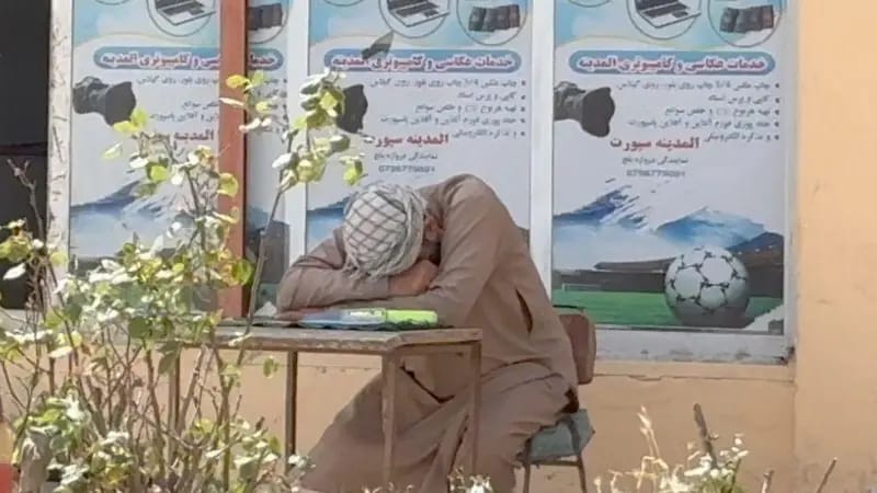 په افغانستان کې بېوزلي؛ وچه ډوډۍ او د لسو ماشومانو د یوه پلار د ژوند سخته مبارزه