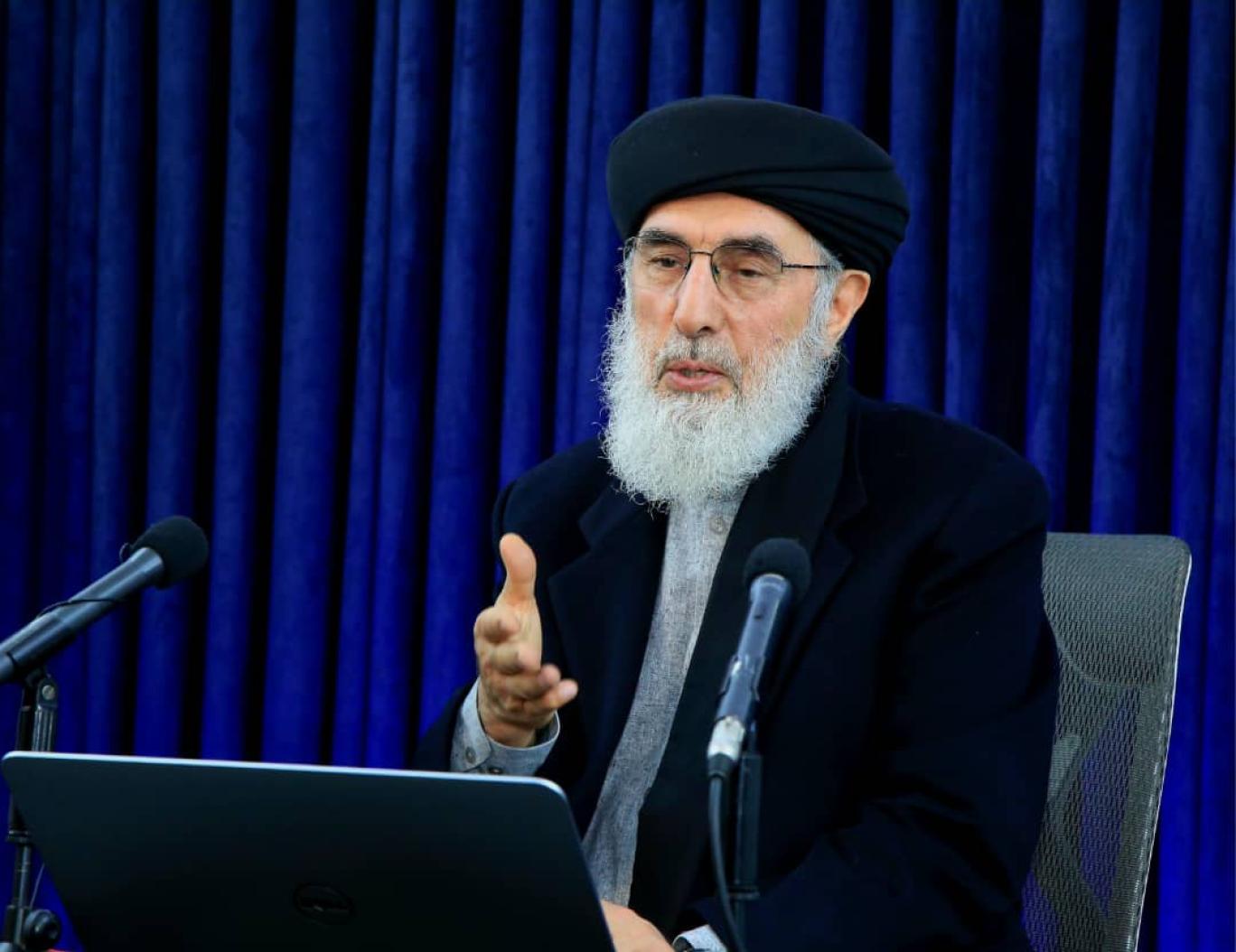 ښاغلی حکمتیار د شاپور ځدراڼ د مړینې په مناسبت د تسلیت ترڅنګ د روغتیايي وضعیت او د حکومت پر کړنو انتقاد وکړ