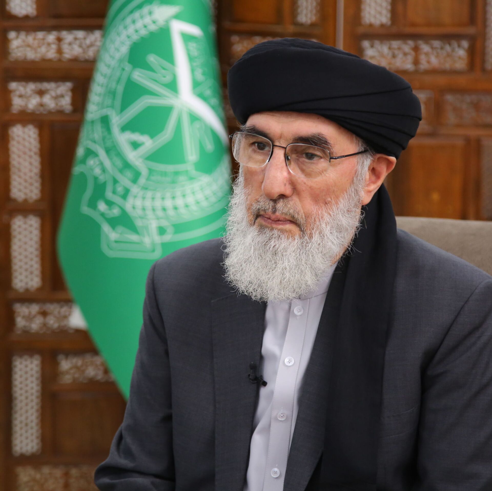 حکمتیار: یوازې بلوغ د واده لپاره بسنه نه کوي، فکري پخوالی هم شرط دی