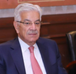 خواجه اصف: که له طالبانو سره تفاهم وشي، پاکستان به هند ته پام واړوي