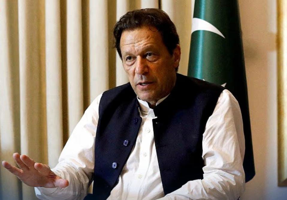 بوریس جانسون: عمران خان په کوچنۍ خونه کې ساتل کېږي